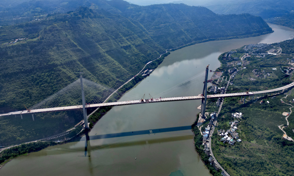 新市金沙江特大桥开通后，将有效提升成昆交通运输大通道的运输能力，与金沙江航道、G85渝昆高速形成综合立体交通运输体系，在国家和四川省高速公路网中占据重要地位。同时，它将大幅缩短川南经济区与攀西经济区的时空距离，推动区域协同发展。