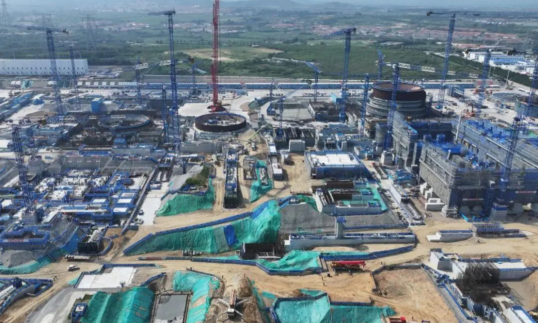 石岛湾核电项目扩建一期工程目前已进入1、2号常规岛框架主体和联合泵房蜗壳主体施工阶段。