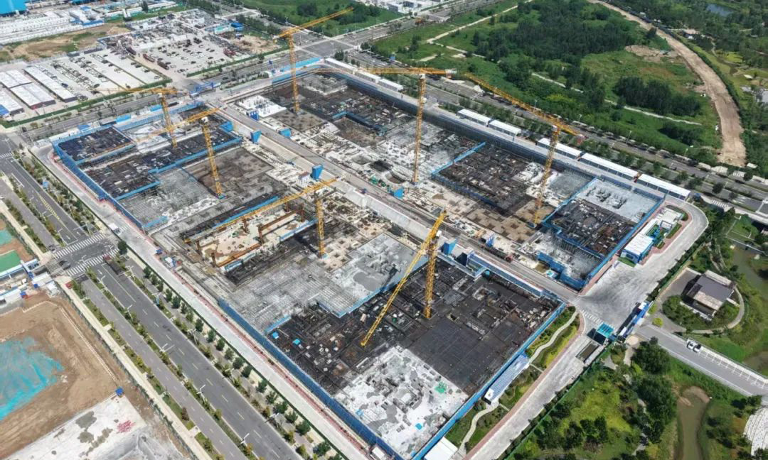 中核集团旗下中核二四华北分公司承建的中核雄安科技园项目各楼栋有序实现正负零节点，标志着该项目地上主体结构工程正式拉开帷幕。自开工建设以来，项目团队着力打造“花园式工地”，项目被评为雄安新区质量安全观摩工地。