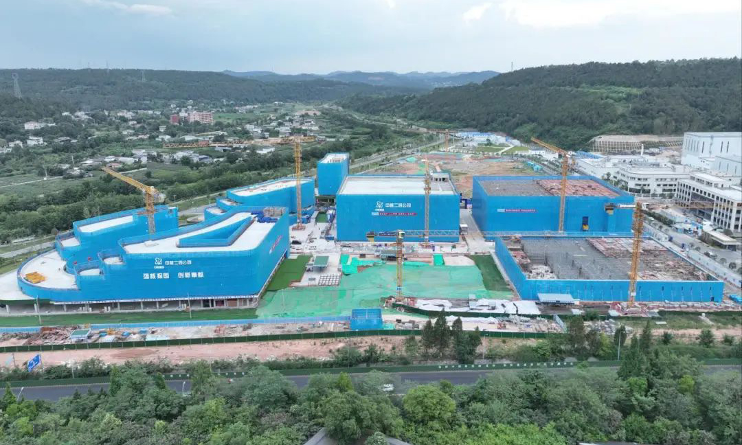 中核集团旗下中核二四西南分公司承建的核医疗产业园项目提前90天实现5号楼主体结构封顶，目前项目进入二次结构阶段。该项目建筑面积约14.1万平方米，项目团队克服周边施工环境管线复杂等困难，通过优化工序衔接，严格把控施工规范与安全标准，实现各环节紧密配合，高效推进目标完成。