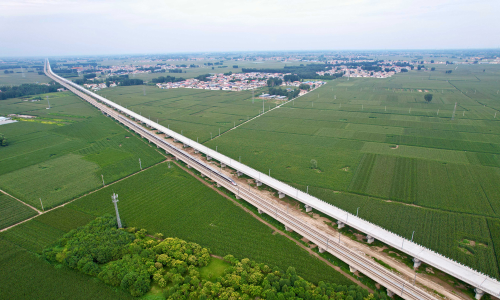 近日，中国中铁旗下中铁六局丰桥公司承建的雄忻高铁雄保特大桥最后一孔箱梁架设完成，为后续无砟轨道和桥面系施工奠定坚实基础。