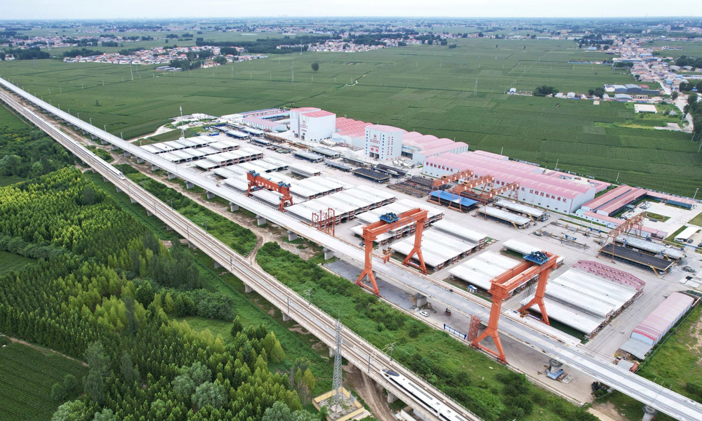 作为我国“八纵八横”高速铁路网京昆通道的重要组成部分，雄忻高铁串联雄安、保定、五台山、忻州等节点城市，建成后将与京雄城际铁路、大西高铁形成联动运输网络，有效缓解区域运力瓶颈，加强京津冀城市群与山西、陕西等地联系，促进“京津冀—晋陕文旅经济带”的形成，为区域发展注入新动能。