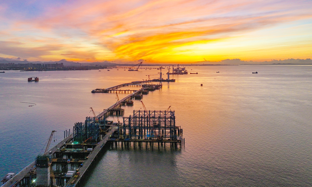 厦金大桥（厦门段）工程以隧道形式穿越厦门本岛，以桥梁形式跨越厦门东部海域，终点设互通接入厦门翔安国际机场，主线长17.34公里。项目全线建成通车后将与厦门翔安国际机场、厦金航线共同构建起对台海陆空立体交通新格局。 