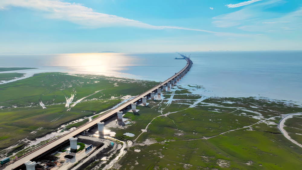 杭州湾跨海铁路桥是新建南通至宁波高铁的关键控制性工程，全长29.2公里，连接嘉兴海盐和宁波慈溪，设计时速350公里。