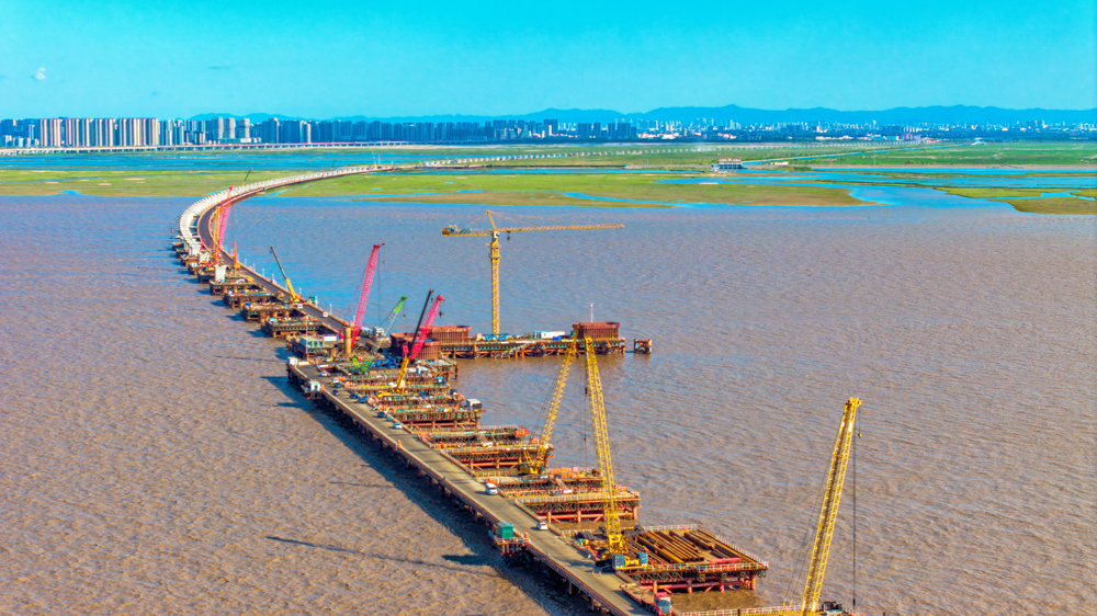 近日拍摄的杭州湾跨海铁路大桥建设现场。