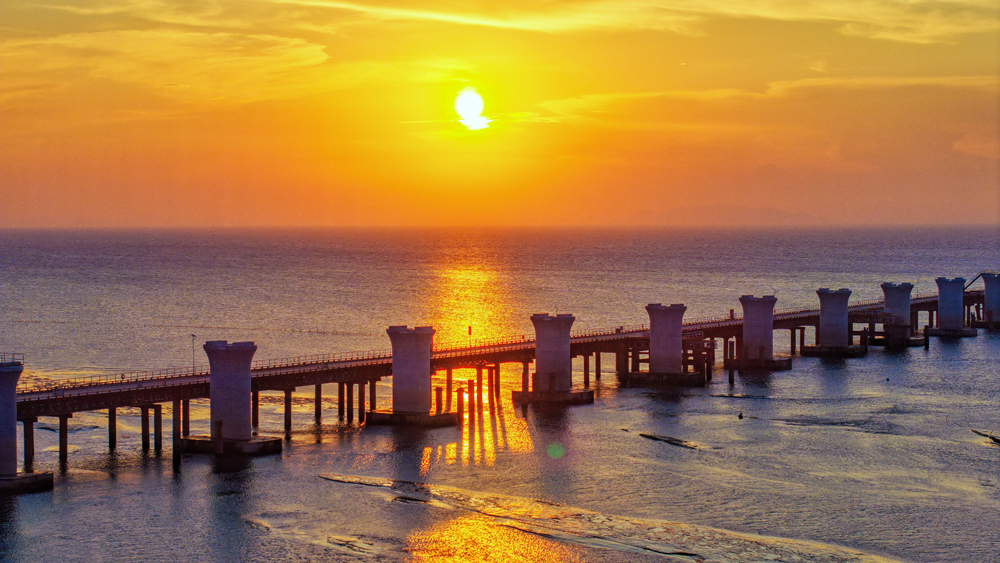 近日拍摄的杭州湾跨海铁路大桥建设现场。