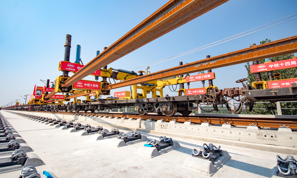 雄商高铁正线全长552公里，设计速度350公里/时。其中河北段258公里、山东段269公里、河南段25公里。此次铺轨工程分别从雄商高铁河北段河间铺轨基地、山东段郓城铺轨基地同时启动。