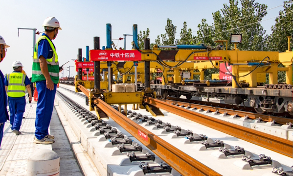 雄商高铁是我国“八纵八横”高速铁路网京港（台）通道的重要组成部分，该项目建成通车后将进一步完善京津冀轨道交通网，对于贯彻实施京津冀协同发展国家战略，助力建设“雄安新区”千年大计，促进沿线经济社会发展等具有重要意义。雄商高铁全线铺轨施工，标志着项目建设取得重大阶段性进展，为后续联调联试及开通运营奠定坚实基础。