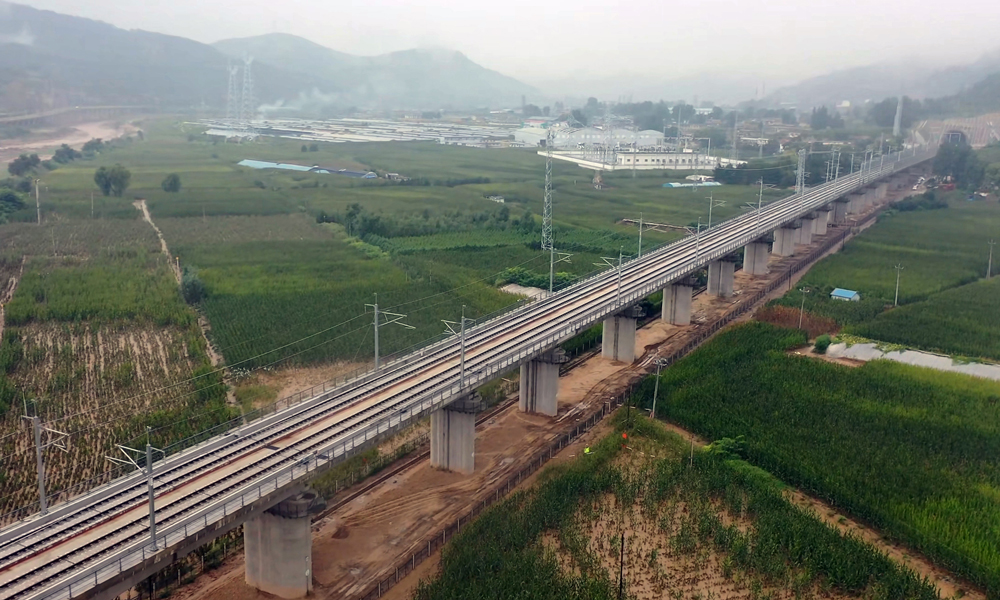 近日，中国中铁旗下中铁电气化局、武汉电气化局参建的西延高铁全线接触网送电成功，为后续线路热滑试验和联调联试工作奠定基础。