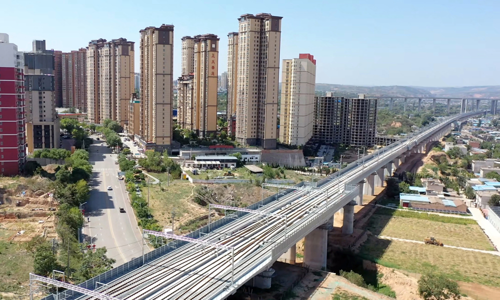 西延高铁接触网架设工作自4月23日开始，分为西铜、铜延2个标段，共安装接触网支柱6185根和接触网导线805.18条公里。其中西安至铜川段由中铁武汉电气化局承建，铜川段至延安段由中铁电气化局承建。