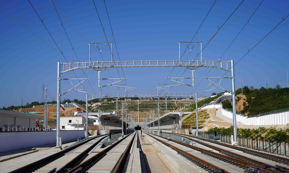 西延高铁全长299.8公里，是陕北革命老区的首条高铁，是“八纵八横”高铁网包（银）海通道的重要组成部分。线路建成投入运营后，西安至延安的运行时间将从目前的2个半小时缩短至1小时左右，对深入推进西部大开发战略、助力革命老区乡村振兴、进一步完善优化国家高速铁路网络布局具有重要意义。