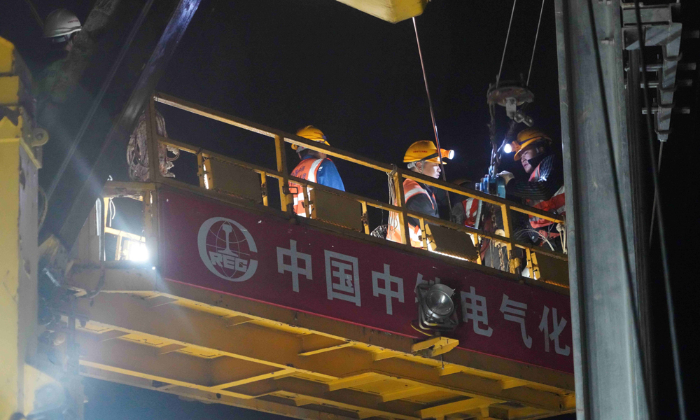 建设过程中，项目团队严把施工质量，科学组织施工，采用恒张力放线车进行接触网导线架设，通过闭环反馈系统实时调控架设速度与张力，确保每米接触线的平直度误差控制在0.1毫米以内，为高铁列车平稳可靠取电奠定基础。