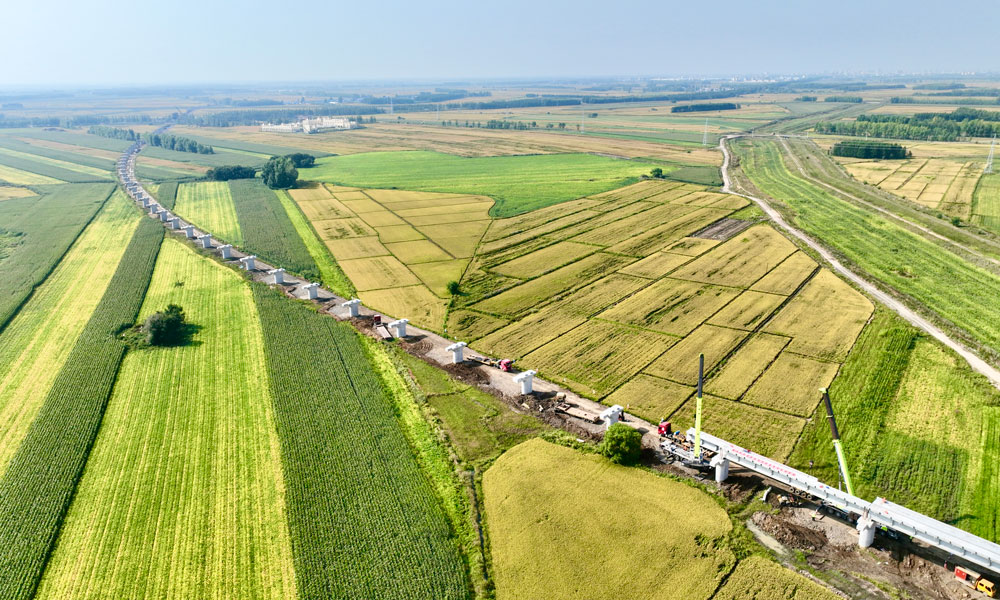 近日，佳同铁路扩能改造工程同江特大桥进入架梁施工阶段。佳同铁路扩能改造工程西起佳木斯市东佳木斯站，终至同江北站，是一条以货运为主，兼顾客运的干线铁路，改造线路全长258.25公里。