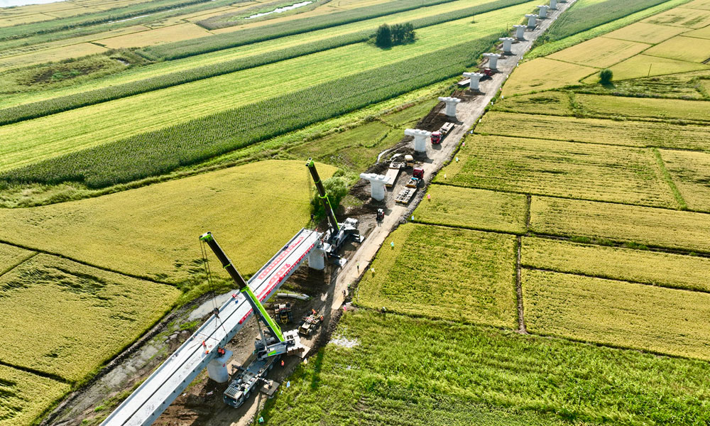 目前，佳同铁路扩能改造工程已进入主体施工阶段。建成投用后，将全面提升中欧班列“东通道”之一的同江口岸后方通道能力，线路列车通过能力将提升3倍以上，口岸煤炭、铁矿石等大宗商品外贸运输能力不断提升，同时改善沿线居民出行条件，为沿线地区提供更加安全、便捷、高效的运输通道。图为梁体架设完成。