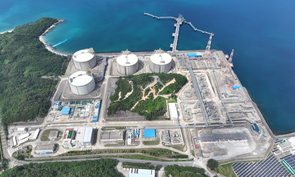 近日，从中国海油获悉，其旗下气电集团大鹏LNG（液化天然气）接收站8月份天然气外输量达72.2万吨。8月13日，该接收站天然气单日外输量达40272吨，创历史新高，成为中国大陆首个日外输量突破4万吨的接收站。4万吨LNG气化后通过管道输送到下游燃气电厂，大约可以发电2.7亿千瓦时。