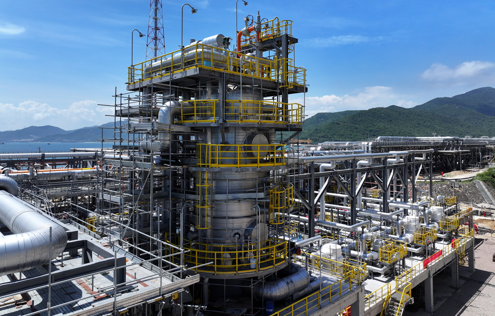 今年6月，大鹏LNG接收站可靠性改造项目新增的4台高压泵和3台开架式气化器顺利通过系统性能测试，接收站成功具备10条生产线，外输能力较原来提升约4成，全力保障迎峰度夏期间天然气资源稳定供应。