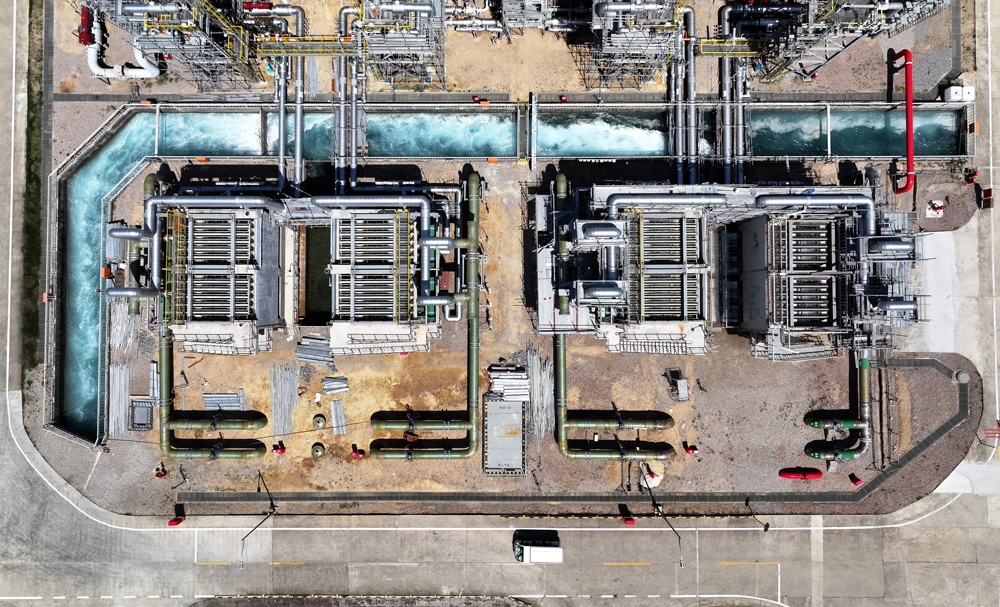 作为粤港澳大湾区重要能源保供企业之一，大鹏LNG为广东省33%的天然气发电机组供应能源，同时是香港城市燃气唯一的天然气供应来源。自2006年投产至今，大鹏LNG已累计供应天然气1.19亿吨。图为完成可靠性改造项目后的大鹏LNG全貌。