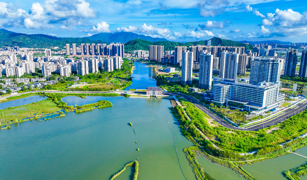 近日拍摄的广东省珠海市海堤提升项目现场。