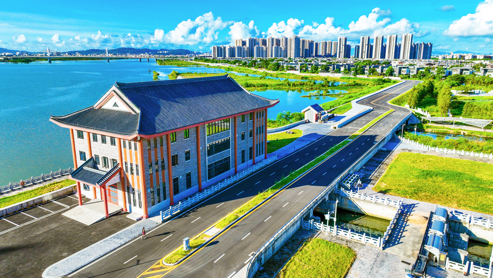 近日拍摄的广东省珠海市海堤提升项目现场。