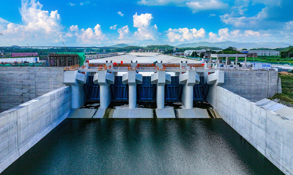 作为重要防洪通航保障设施，该泄水闸设计泄洪流量为每秒1430立方米，防洪标准达百年一遇。