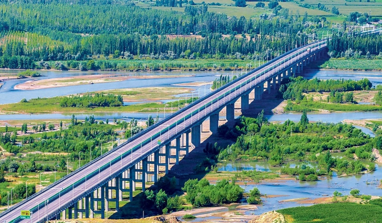 该项目位于新疆伊犁哈萨克自治州境内，全长52.74公里，采用双向四车道一级公路标准，设计时速100公里。