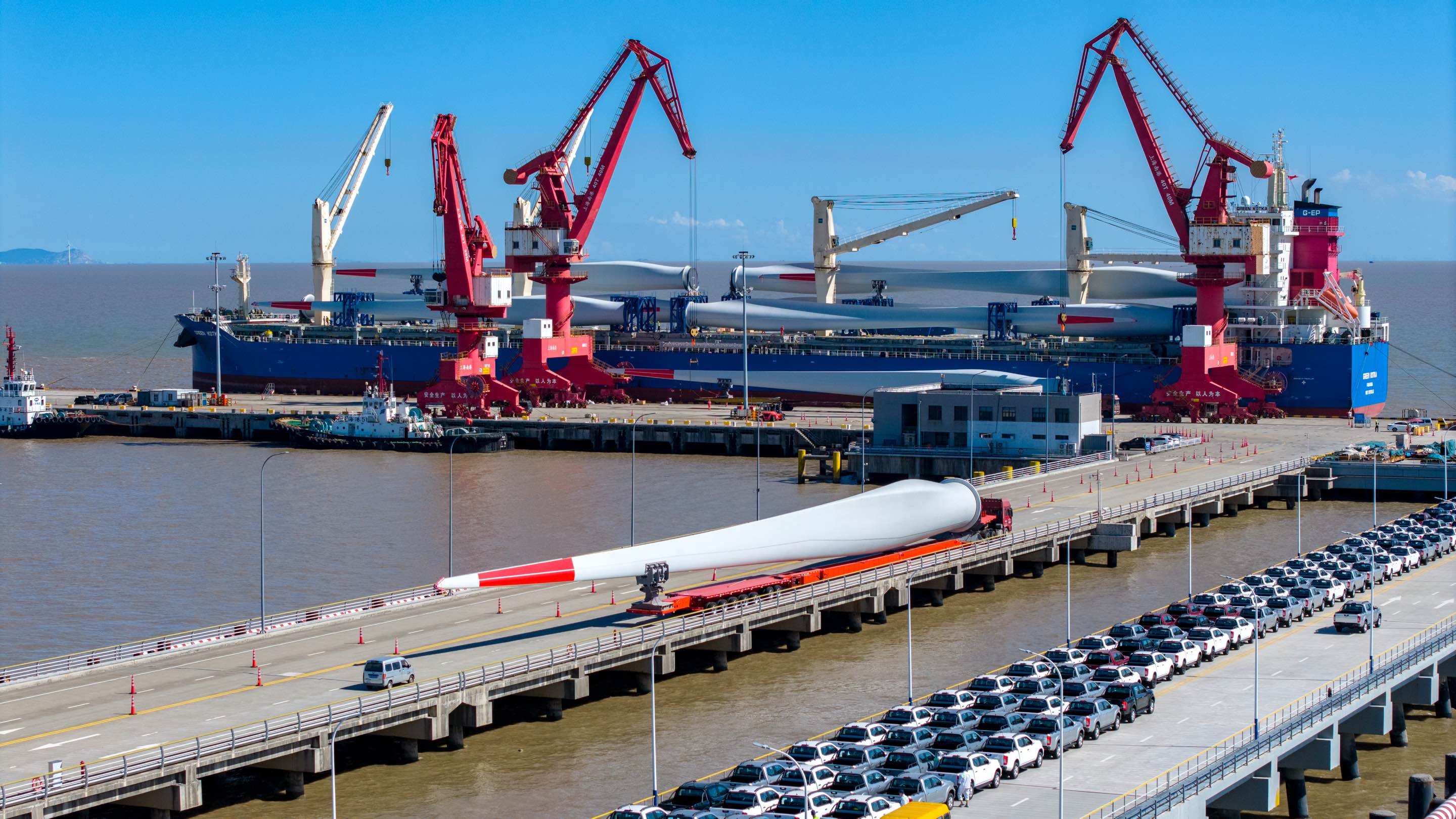 该项目共计60片海上风叶，分为4个批次运输。与陆上风叶相比，海上风叶重量更大，且托架不可叠装，对技术方案和现场执行都提出了更高的要求。