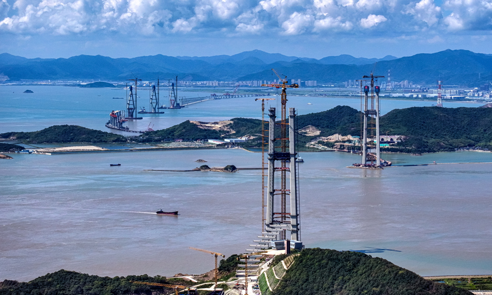 近日，在宁波舟山港六横公路大桥二期工程建设现场，中国铁建港航局承建的国内最大跨度跨海桥——双屿门特大桥佛渡侧主塔顺利封顶，该项目全面转入上部结构施工阶段。双屿门特大桥主跨达1768米，是六横公路大桥二期项目的全线控制性工程。