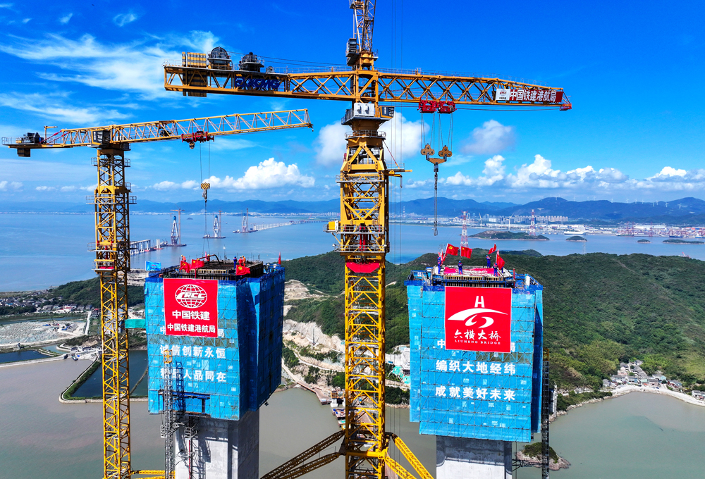 大桥建成后，将进一步完善宁波舟山港“海陆联动”集疏运网络，有效打通舟山六横岛与大陆及周边岛屿的跨海交通瓶颈，促进舟山群岛渔业、旅游等资源与宁波港口物流、制造业优势的深度融合，助力区域产业协同与海洋经济高质量发展，成为服务民生、推动区域融合的“交通新动脉”。图为双屿门大桥佛渡侧主塔封顶现场。