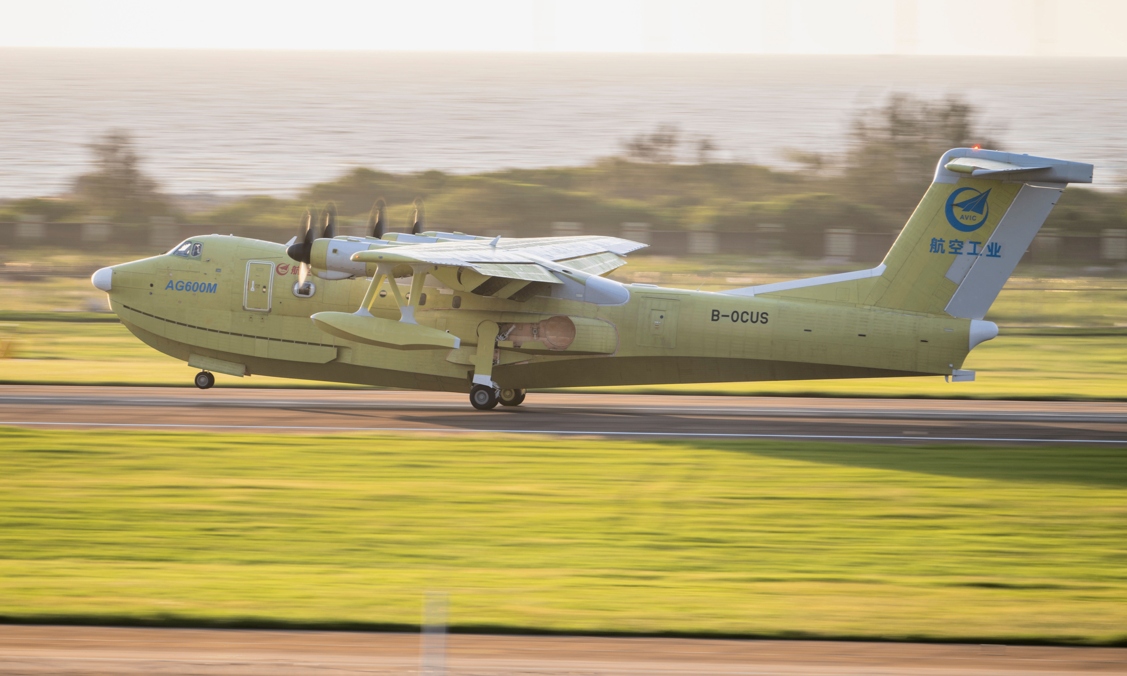近日拍摄的AG600“鲲龙”批产第三架机生产试飞现场。