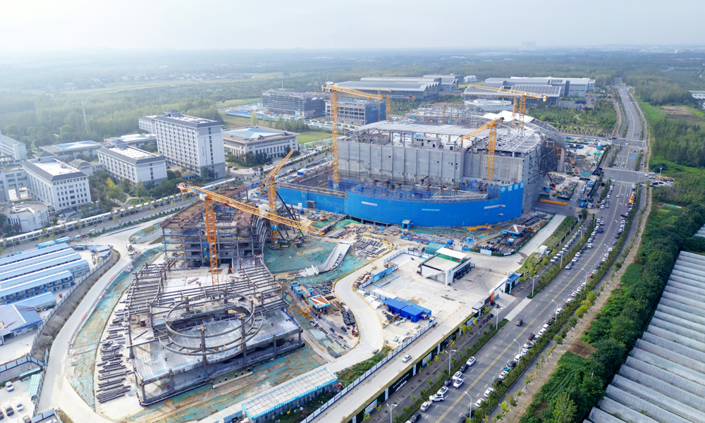 在BEST主机大厅施工中，项目团队成功攻克了高精度预埋件安装和无磁钢施工等核心技术难题。中建四局自主研发的“适用于重荷载高精度的预埋支撑平台及其预埋工艺”，形成了独立稳定的支撑结构，能有效抵御钢筋扰动和施工振动。该专利工艺保证了3万多个预埋件的精准定位，为杜瓦底座的毫米级精准落位奠定了坚实基础。