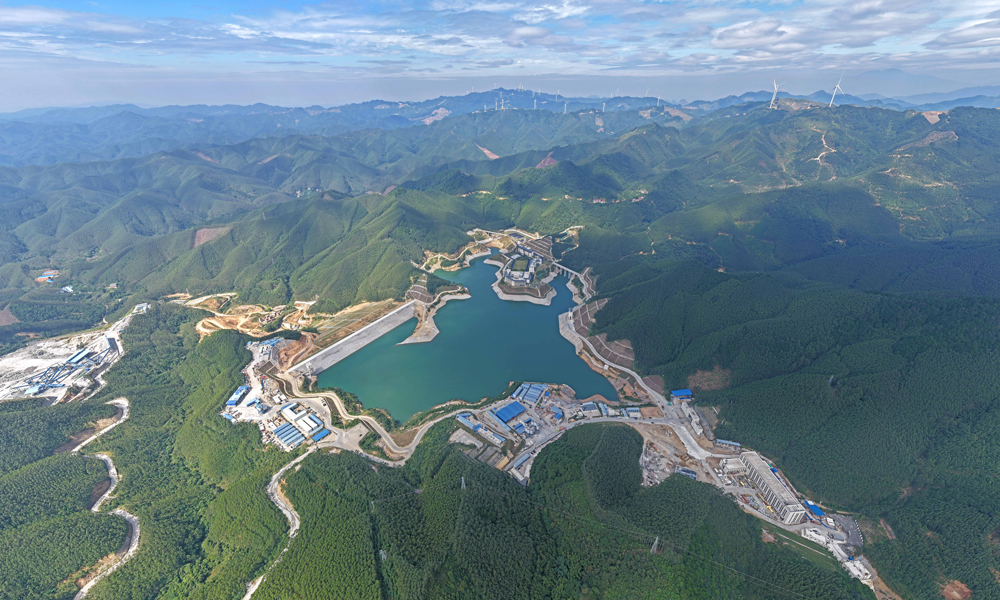 近日，广西南宁抽水蓄能电站的上水库工程顺利通过蓄水前验收。这标志着南宁抽水蓄能电站主体土建工程已全面完成，为实现今年年底全部机组投产目标奠定基础。