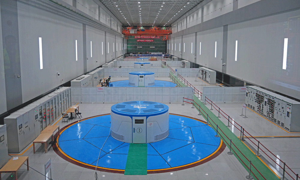 接下来，南方电网将继续按照项目建设总目标，协同各参建单位稳步推进后续工程建设，力争在今年年底实现南宁抽水蓄能电站投产发电。图为南宁抽水蓄能电站发电机房。