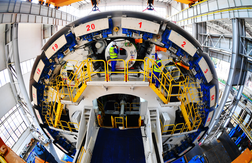 龙岗隧道是深汕高铁全线重难点项目，多次穿越河流、水库、铁路、高速公路等关键区域，地质条件复杂。“龙岗二号”盾构机开挖直径14.31米，搭载超前地质预报、刀具检测、地层特征感知等智能掘进辅助系统，让施工更安全、更高效。图为“龙岗二号”盾构机内部。