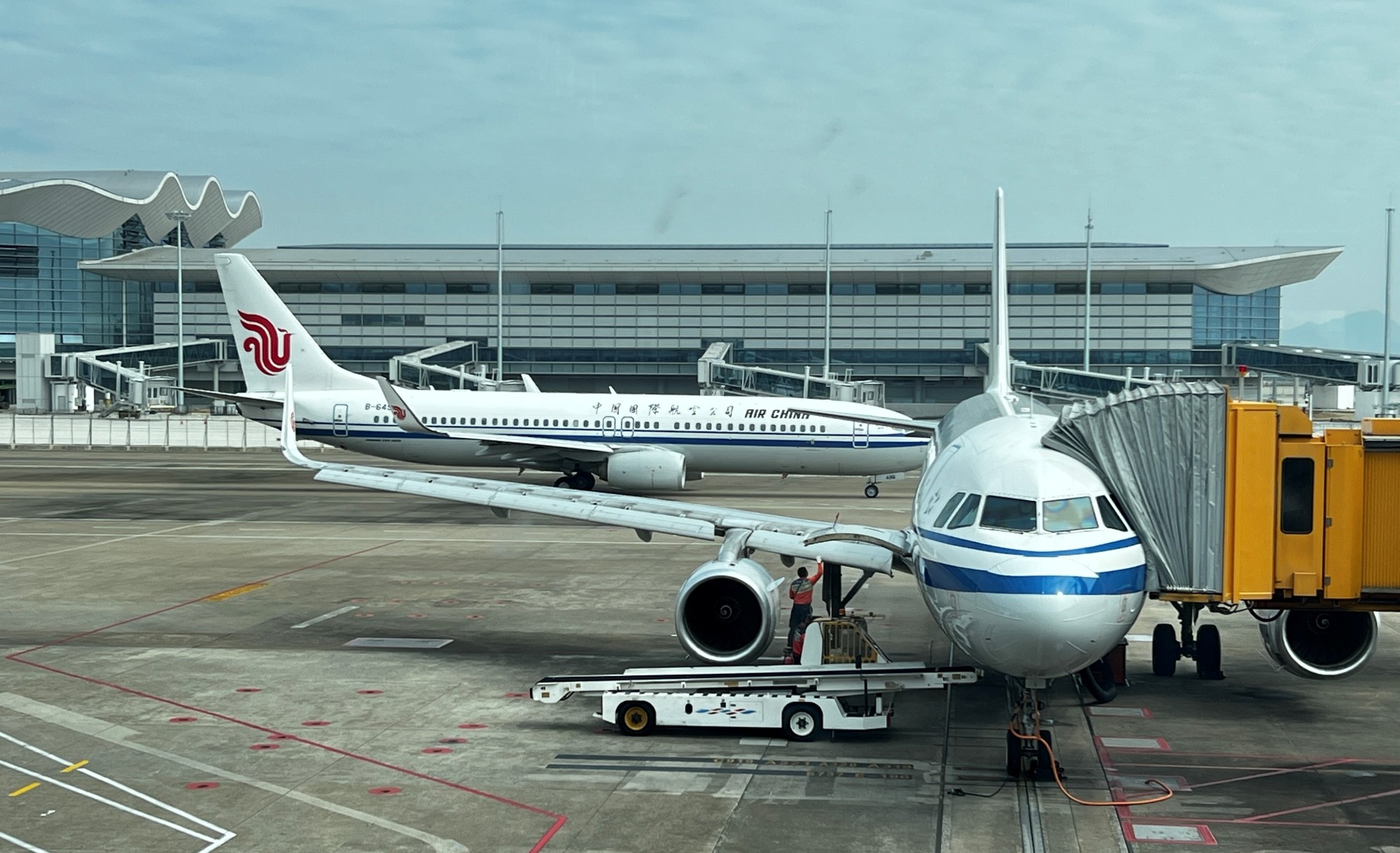 国内航线方面，中航集团计划新开北京—攀枝花、北京—西双版纳、杭州—珠海、乌鲁木齐—喀什4条航线，方便旅客出行。图为杭州—珠海首飞航班即将出港。