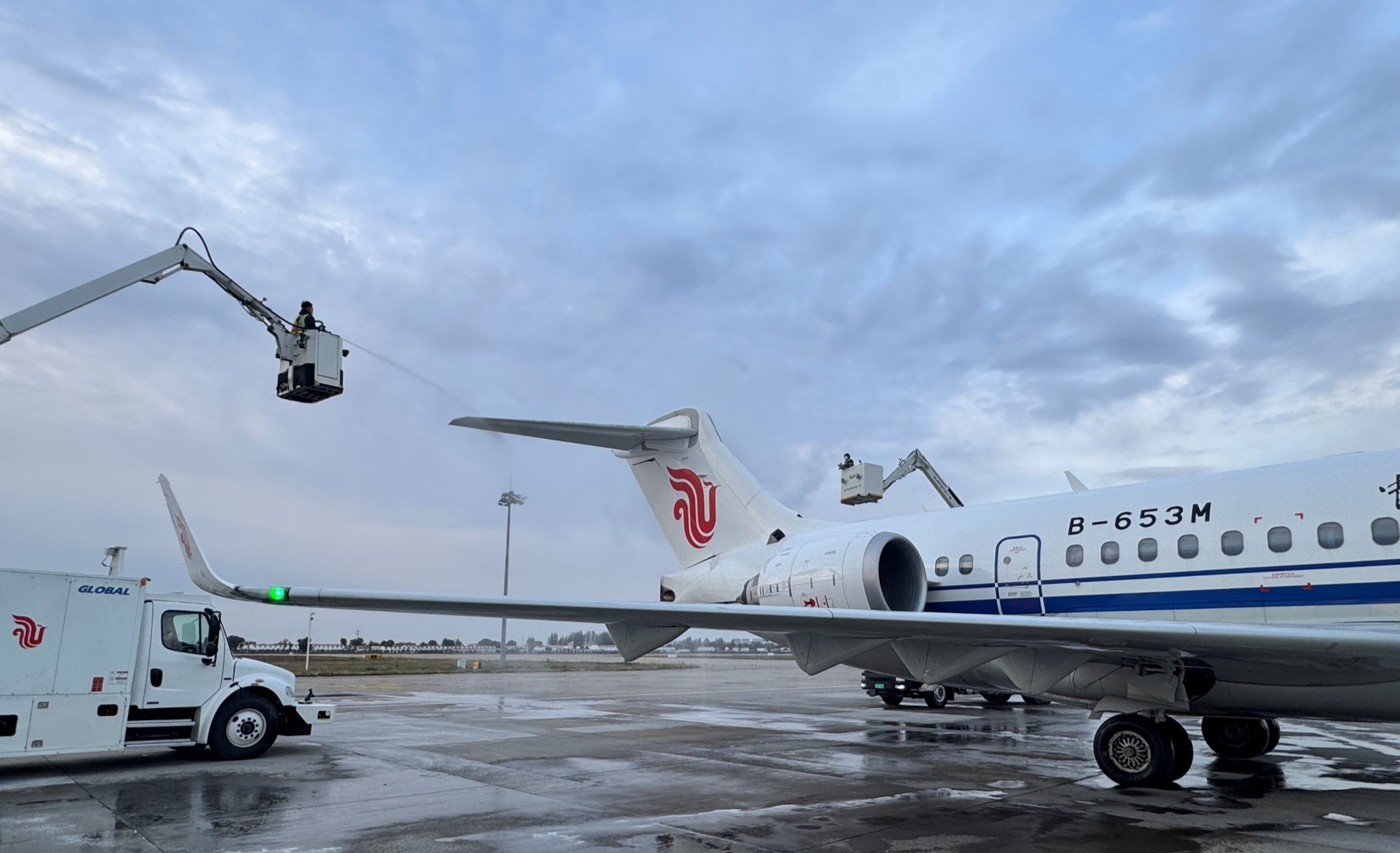 国际及地区航线方面，中航集团计划新开杭州—河内航线，加密北京—首尔等17条航线，班次量同比增幅约17%。图为在呼和浩特白塔国际机场，机务人员对飞机开展除冰作业。