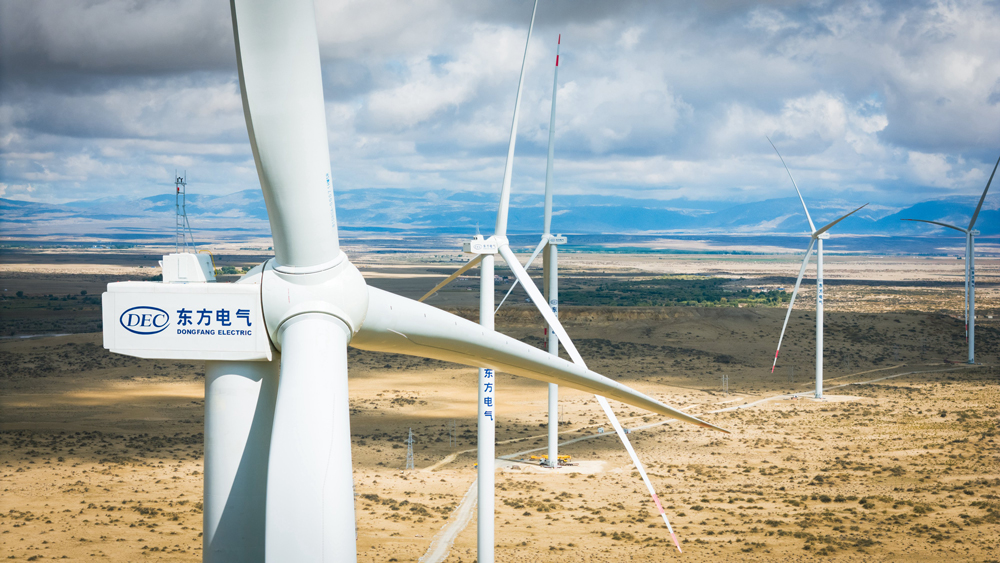 该项目总装机容量达100万千瓦，共安装85台10兆瓦和18台8.35兆瓦风电机组，构建了“风-储-输”一体化清洁能源系统。项目创新应用160米桁架塔，为低风速、高风切变区域的风能开发储备关键技术。
