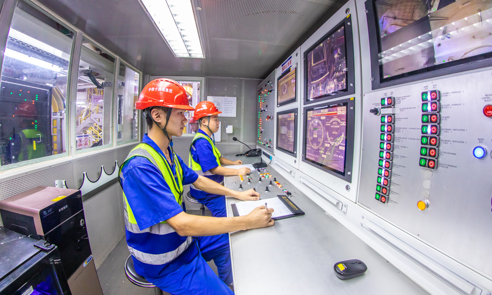 当前，作为广州城市交通路网的重要组成部分，海珠湾隧道还在第十五届全国运动会期间承担起高效串联主要场馆与枢纽站点的关键任务，为赛时人员流动、物资运输提供强有力的交通支撑，助力广州成功举办体育盛会。图为中铁十四局技术人员操作盾构机进行隧道施工。