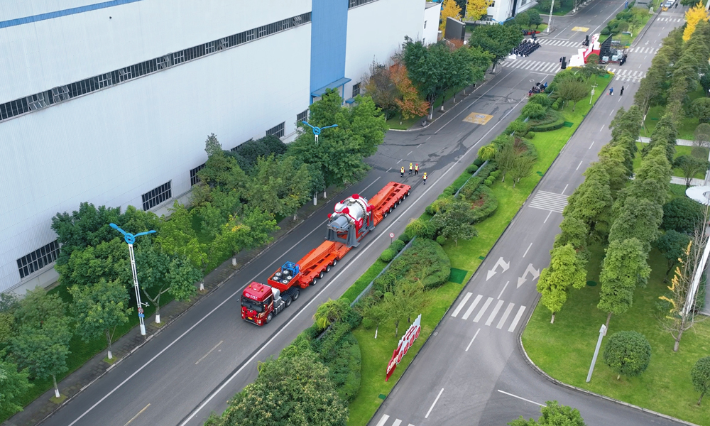 11月25日，世界首台套630℃超超临界二次再热国家电力示范项目主设备在东方电气集团完工发运。该项目配套2台100万千瓦超超临界二次再热燃煤发电机组，东方电气集团研制提供汽轮机、发电机、锅炉三大主机等关键设备，是目前全世界“压力最高、温度最高、效率最高、煤耗最低”的单轴百万千瓦二次再热火电机组。