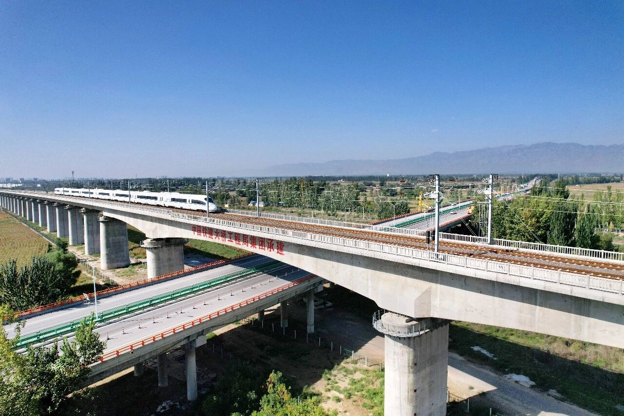 12月23日，中国铁建参与设计、建设、监理的包头至银川高铁包头至惠农段建成通车，包银高铁全线投入运营，我国“八纵八横”高铁网北京至兰州通道自此全线贯通。图为高铁驶过跨银川绕城高速特大桥。