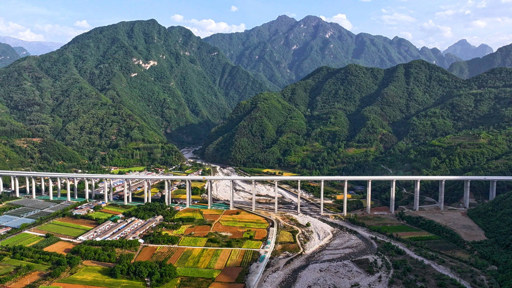 近日，由中国铁建投资、建设的陕西眉县至太白高速公路全线通车，将西安至太白的车程由原来的3.5小时缩短至1.5小时。图为中铁十二局承建的眉太高速公路马耳山石头河特大桥。