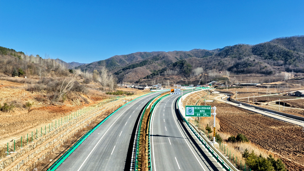 项目在建设过程中高度重视生态保护，严格遵守秦岭生态环境保护要求，减少对自然环境的破坏，沿线植被保存完好，实现了高速公路与自然生态的和谐共生。图为中铁二十局承建的眉太高速公路衙岭隧道穿越饮用水源保护区。