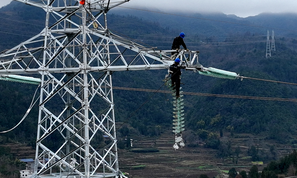 南方电网贵州送变电公司工作人员在500千伏铜仁西变220千伏线路送出工程开展放线施工。 