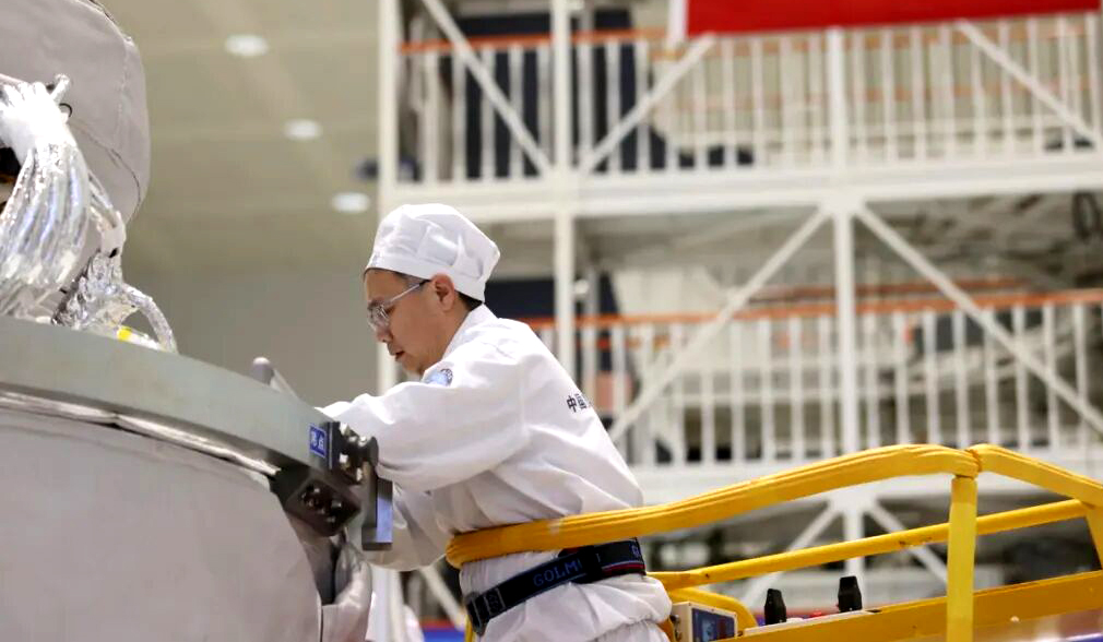 航天科技五院总环部工作人员开展神舟载人飞船总装工作。王凯 摄