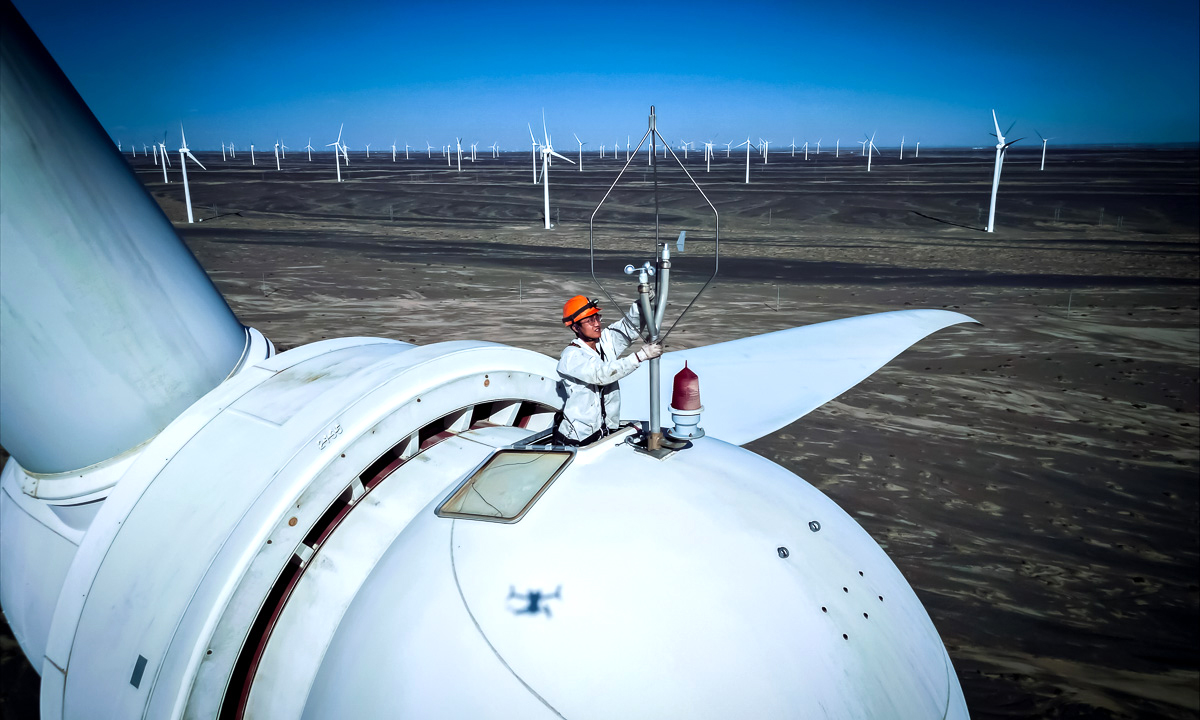 龙源电力甘肃公司玉门设备维保中心聚焦戈壁风电场冬季低温、沙尘频发的环境特点，针对风向标、风速仪易出现磨损老化、数据失真等运维痛点，专项部署开展测风设备全面排查整治工作，保障风电机组安全稳定运行。