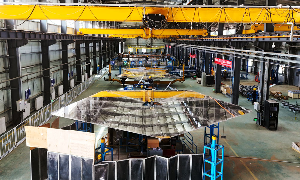 截至目前，东方电气集团为安多光热项目研制的蒸汽发生器、汽轮发电机组等关键设备已顺利交付，定日镜产量突破1.2万面。其中，定日镜所采用的高性能聚氨酯灌封胶由东方电气集团自主研制，为高原工况量身打造，具有高强高韧的粘接性能，为设备长寿命运行提供保障，实现了国产化替代。