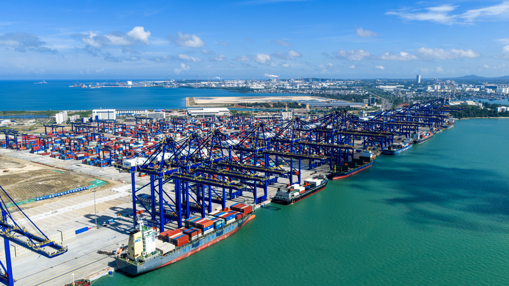 海南自贸港全岛封关运作首月，中国远洋海运洋浦港紧扣国际航运枢纽定位，在吞吐量提升、航线网络拓展、特色货源集聚三大领域多点突破，以强劲增长态势交出封关首月亮眼答卷。