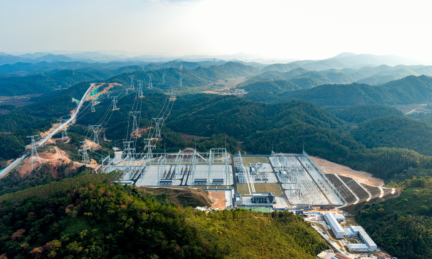 春节期间，南方电网9项重大工程不停工，一季度计划投资超30亿元，藏粤直流工程、三山岛工程、棠下柔直工程、桂林灌阳抽水蓄能工程等一批关乎国计民生的重大能源工程，自大年初三起陆续复工，1400余名建设者坚守岗位，全力冲刺一季度“开门红”。