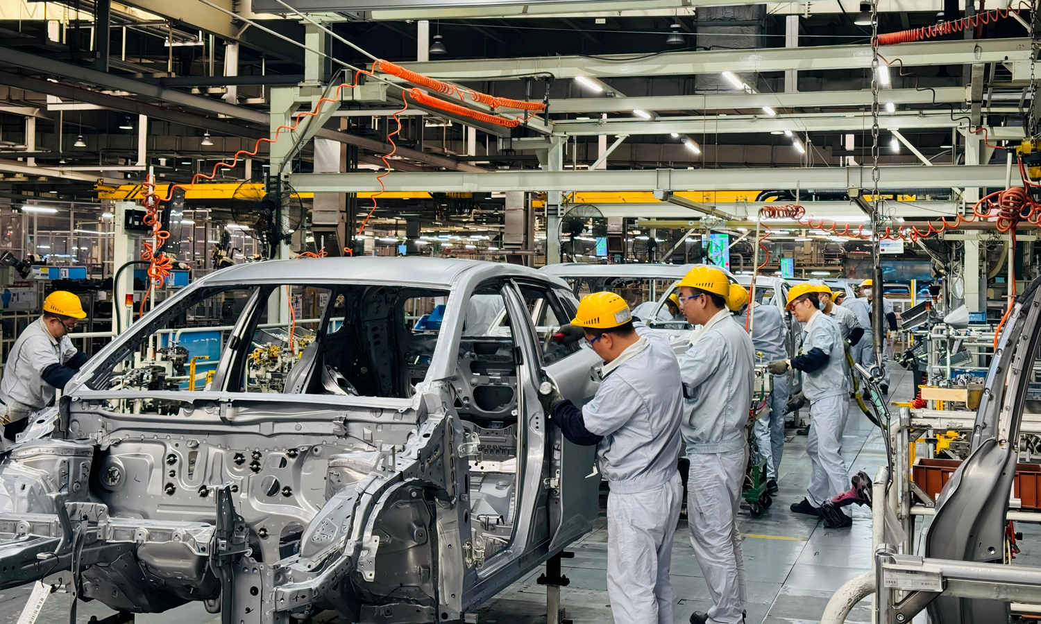 一汽丰田汽车有限公司工作人员在生产线装配车辆。