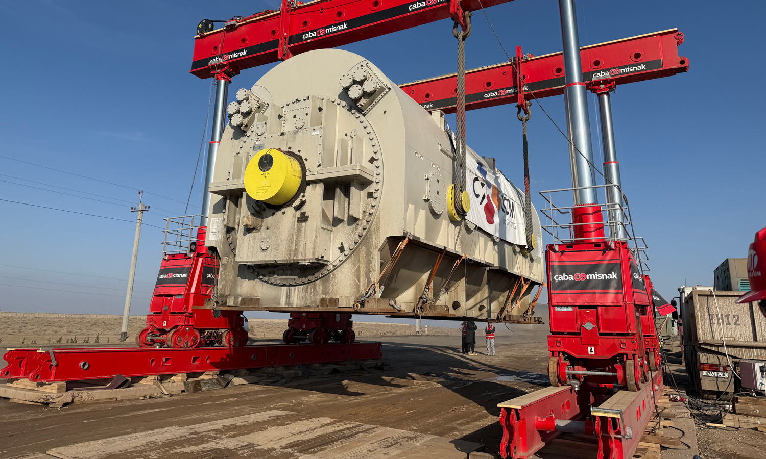 面对复杂路况与恶劣天气，项目团队在关键路段配置多方押运力量，保障车队平稳行驶。