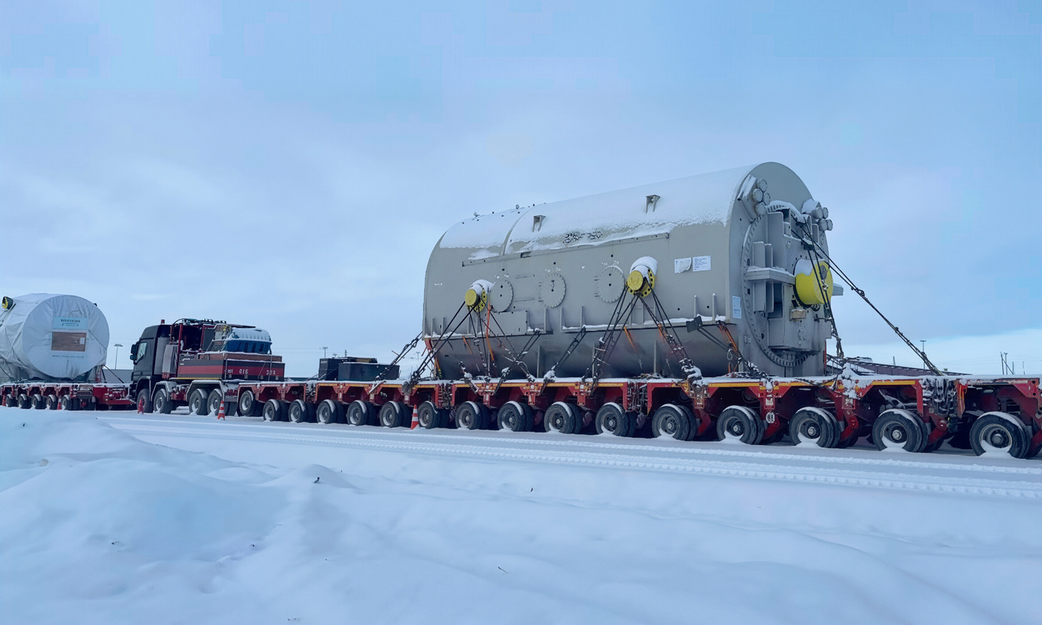 在边境口岸，项目团队灵活采用“欧洲公路+黑海海运+中亚公路”多式联运模式，并提前72小时完成跨境清关预审核，确保全程运输高效顺畅。